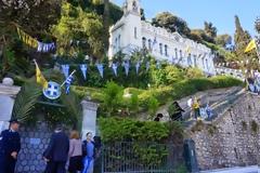Αίγιο: Πλήθος προσκυνητών στην Παναγία την Τρυπητή - Δείτε φωτο