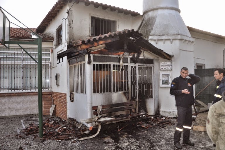 Στις φλόγες τυλίχθηκε Τζαμί στην Κομοτηνή - Προκλήθηκαν μόνο υλικές ζημιές! - Φωτογραφία 1