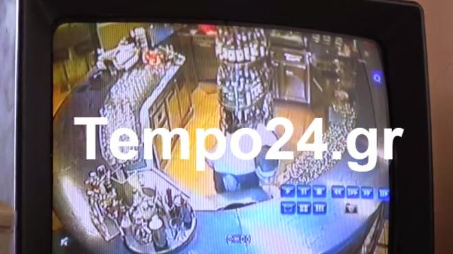 Δείτε τον βαρυποινίτη που αναστάτωσε την Πάτρα, ενώ κάνει διάρρηξη σε κεντρική καφετέρια [video] - Φωτογραφία 1