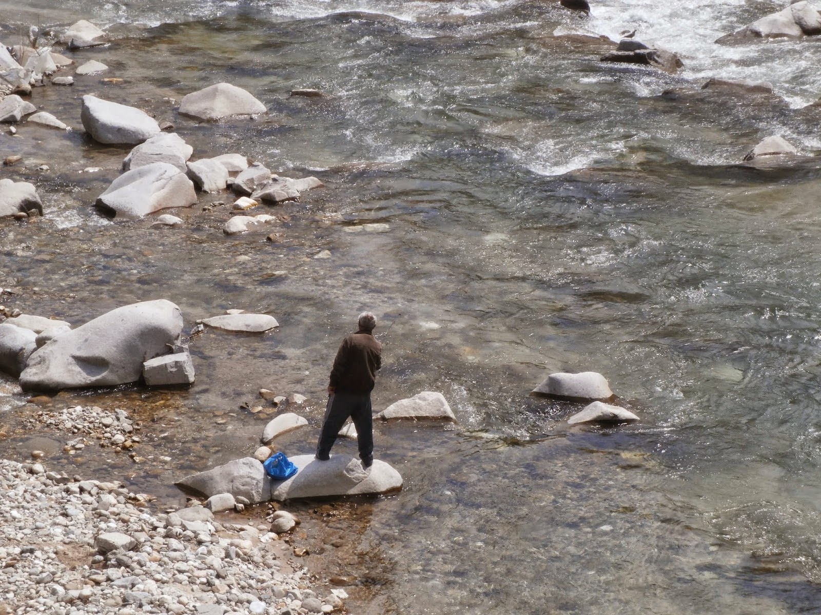 Βγήκε για ψάρεμα στην Παλιά Πόλη της Ξάνθης – Κρέμασε το καλάμι του στη Γέφυρα του Κόσυνθου - Φωτογραφία 2