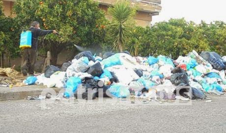 Πύργος: Σε απόγνωση οι κάτοικοι, ψεκάζουν τα σκουπίδια! - Φωτογραφία 1