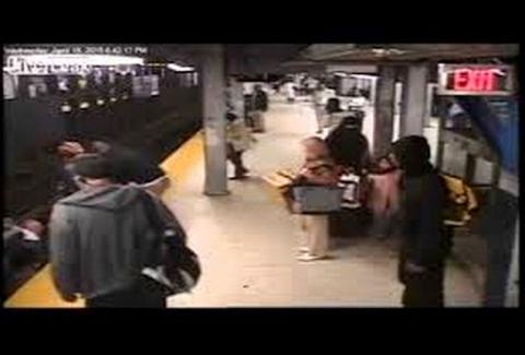 Αυτό θα πει να είσαι άνθρωπος! Ένας άνδρας παραπάτησε και έπεσε στις ράγες του μετρό! Δείτε τι συνέβη στη συνέχεια... [video] - Φωτογραφία 1