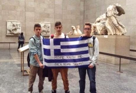 Πατρινοί ανάρτησαν την ελληνική σημαία μπροστά από τα μάρμαρα του Παρθενώνα, μέσα στο Βρετανικό μουσείο - Φωτογραφία 1