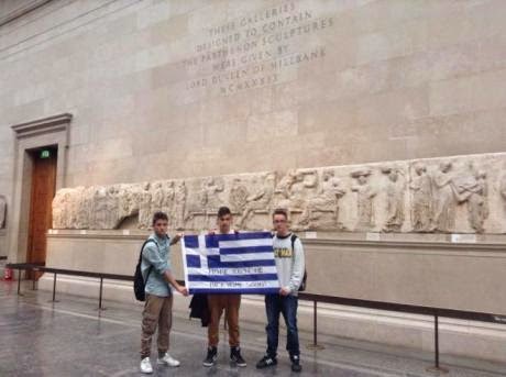 Πατρινοί ανάρτησαν την ελληνική σημαία μπροστά από τα μάρμαρα του Παρθενώνα, μέσα στο Βρετανικό μουσείο - Φωτογραφία 2