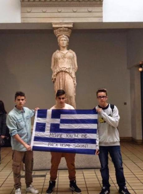 Πατρινοί ανάρτησαν την ελληνική σημαία μπροστά από τα μάρμαρα του Παρθενώνα, μέσα στο Βρετανικό μουσείο - Φωτογραφία 3