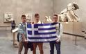 Πατρινοί ανάρτησαν την ελληνική σημαία μπροστά από τα μάρμαρα του Παρθενώνα, μέσα στο Βρετανικό μουσείο