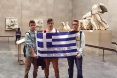 Πατρινοί ανάρτησαν την ελληνική σημαία μπροστά από τα μάρμαρα του Παρθενώνα, μέσα στο Βρετανικό μουσείο
