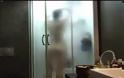 Μια γυναίκα κάνει μπάνιο όταν δύο διαρρήκτες μπουκάρουν στο σπίτι της! ΔΕΙΤΕ τι ακολούθησε… [video]