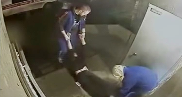 Σοκαριστικό Βίντεο: Τραυματιοφορείς πετάνε στις σκάλες ασθενή... [video] - Φωτογραφία 1