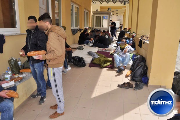 Σε καταυλισμό προσφύγων μετατράπηκε η Αστυνομική Διεύθυνση Χίου - Φωτογραφία 1