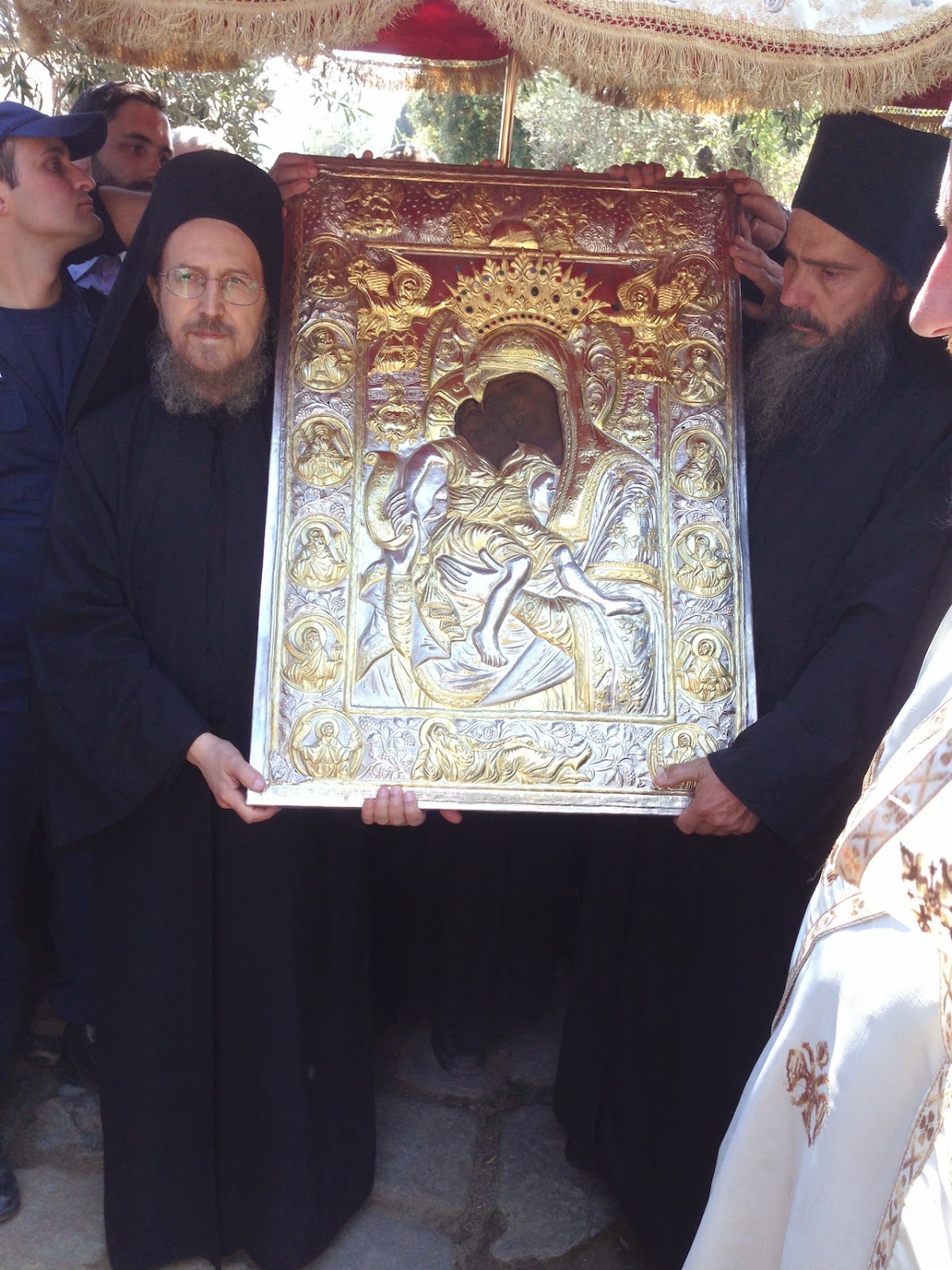 6336 - Φωτογραφίες από την Λιτάνευση της Εφέστιας Εικόνας του Αγίου Όρους, της Παναγίας Άξιόν Εστι, τη Δευτέρα του Πάσχα (2015) στις Καρυές - Φωτογραφία 30