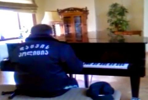 Ο... σεκιουριτάς κάθισε πίσω από το πιάνο και τους άφησε όλους άφωνους! [video] - Φωτογραφία 1