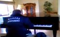 Ο... σεκιουριτάς κάθισε πίσω από το πιάνο και τους άφησε όλους άφωνους! [video]