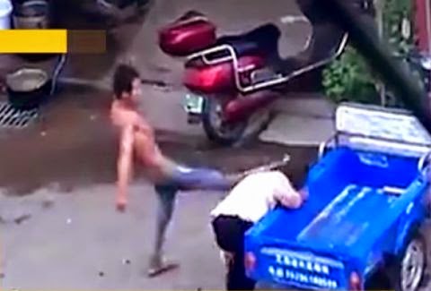 Βίντεο-ΣΟΚ! Αυτός ο άνδρας έδερνε τη γυναίκα του στη μέση του δρόμου - Δείτε τι έγινε όταν τον είδαν οι γείτονες![Video] - Φωτογραφία 1