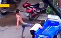 Βίντεο-ΣΟΚ! Αυτός ο άνδρας έδερνε τη γυναίκα του στη μέση του δρόμου - Δείτε τι έγινε όταν τον είδαν οι γείτονες![Video]