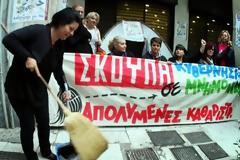 Καθαρίστριες έστησαν αντίσκηνα στην είσοδο του ΥΠΟΙΚ - Ζητούν την επαναπρόσληψή τους