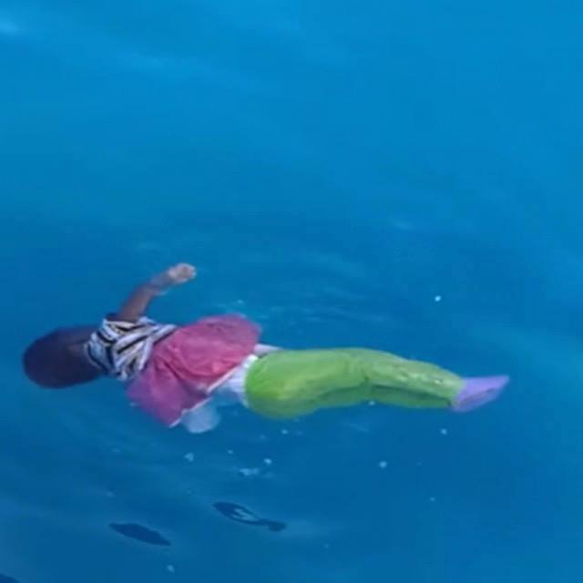 ΣΚΛΗΡΗ ΕΙΚΟΝΑ: Η φωτογραφία με το νεκρό κοριτσάκι στο ναυάγιο της Μεσογείου που σαρώνει στο Facebook και προκαλεί πόνο [photo] - Φωτογραφία 2