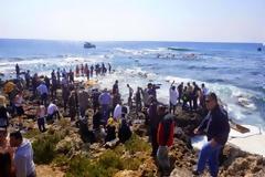 Δραματικές εικόνες στην Ρόδο: Ελληνίδα έγδυσε το παιδί της για να ντύσουν το μωρό που σώθηκε - Μετανάστες φιλούσαν τα πόδια των ναυτικών [photos]