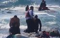 Δραματικές εικόνες στην Ρόδο: Ελληνίδα έγδυσε το παιδί της για να ντύσουν το μωρό που σώθηκε - Μετανάστες φιλούσαν τα πόδια των ναυτικών [photos] - Φωτογραφία 3