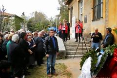 21η Απριλίου 1967: Λίγα λουλούδια από την ΠΟΕΣ στην προτομή του Στρατηγού Σπύρου Μουστακλή