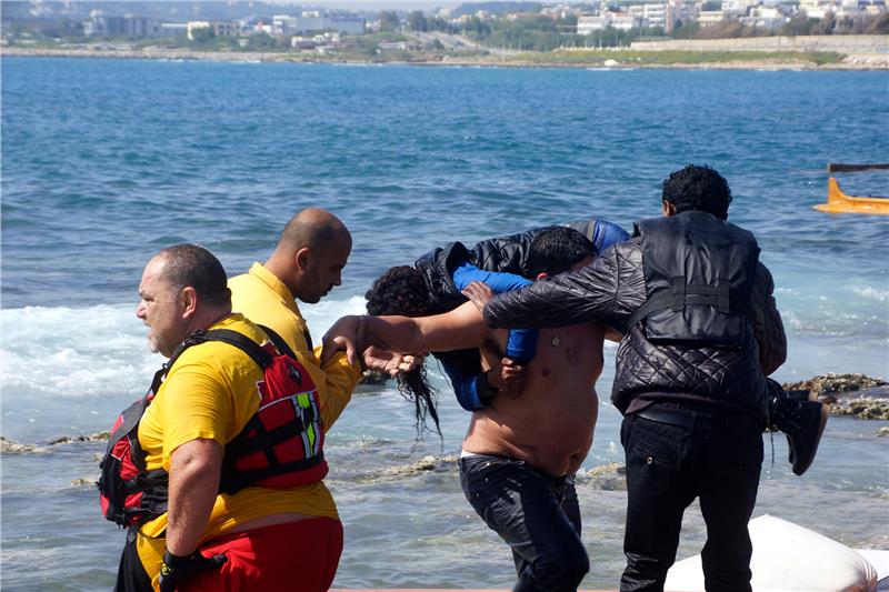 Ο «ήρωας» της Ρόδου: Ο λοχίας που έσωσε μόνος του 20 μετανάστες στο ναυάγιο! [photos] - Φωτογραφία 2
