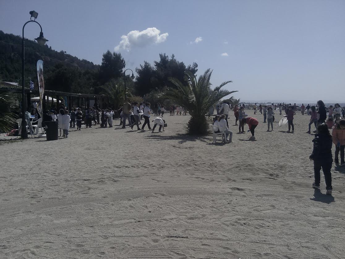 Μπέος και μαθητές καθάρισαν την παραλία Αναύρου του Βόλου - Φωτογραφία 2