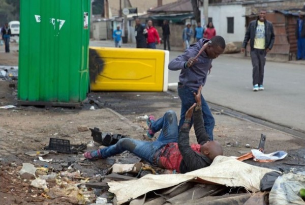 ΠΡΟΣΟΧΗ ΣΚΛΗΡΕΣ ΕΙΚΟΝΕΣ: Άγρια ρατσιστική δολοφονία στη μέση του δρόμου [photos] - Φωτογραφία 2