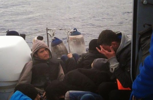 Σκηνή που κόβει την ανάσα: Μετανάστης αντικρίζει το παιδί του, που νόμιζε πως είχε πνιγεί στη Μυτιλήνη... [photo] - Φωτογραφία 1