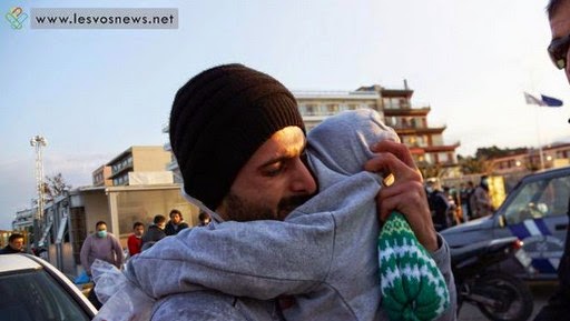 Σκηνή που κόβει την ανάσα: Μετανάστης αντικρίζει το παιδί του, που νόμιζε πως είχε πνιγεί στη Μυτιλήνη... [photo] - Φωτογραφία 2