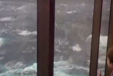 ΤΡΟΜΟΣ: Τεράστια κύματα καταπίνουν το πλοίο - Πάρτε δραμαμίνες πριν δείτε το βίντεο! [video] - Φωτογραφία 1