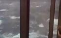 ΤΡΟΜΟΣ: Τεράστια κύματα καταπίνουν το πλοίο - Πάρτε δραμαμίνες πριν δείτε το βίντεο! [video]