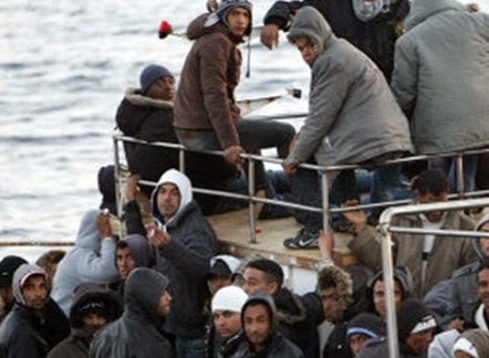 Εντοπίστηκαν 95 λαθρομετανάστες ανοιχτά της Καρύστου - Μεταφέρθηκαν στη Ραφήνα - Φωτογραφία 1