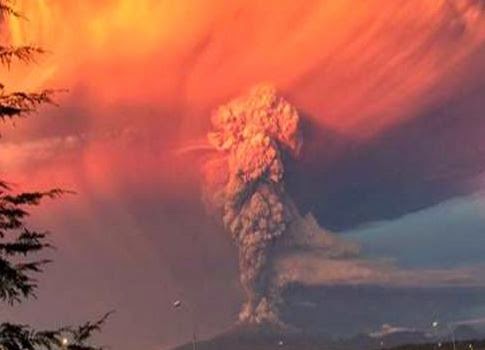 Χιλή: «Ξύπνησε» το ηφαίστειο Καλμπούκο και «έβαψε» κόκκινο τον ουρανό - Φωτογραφία 1