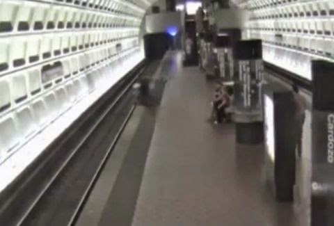 Η συγκλονιστική στιγμή που σώζουν άνδρα σε αναπηρικό καροτσάκι από τις γραμμές του Μετρό [video] - Φωτογραφία 1