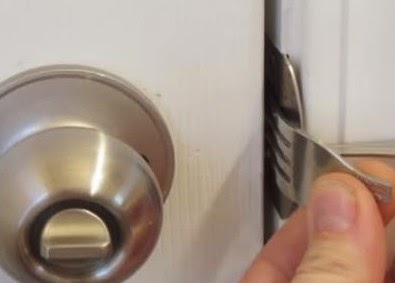 Δές πώς θα φτιάξεις έναν σύρτη για την πόρτα σου από ένα πιρούνι! [video] - Φωτογραφία 1