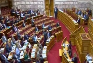ΧΑΜΟΣ ΤΩΡΑ στην Βουλή: Βουλευτές του ΣΥΡΙΖΑ και του ΠΑΣΟΚ πιάστηκαν στα χέρια! - Φωτογραφία 1
