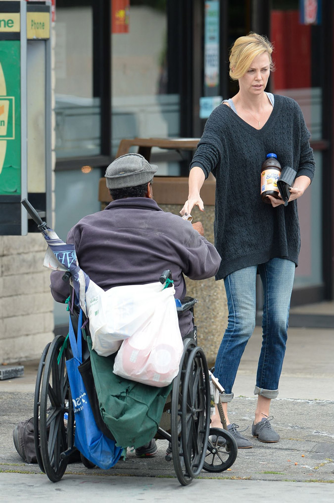 Charlize Theron: Δείτε τη να δίνει χρήματα σε ζητιάνο - Φωτογραφία 3
