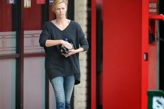 Charlize Theron: Δείτε τη να δίνει χρήματα σε ζητιάνο