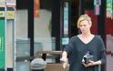 Charlize Theron: Δείτε τη να δίνει χρήματα σε ζητιάνο - Φωτογραφία 2