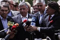 Ο Ηλίας Ψινάκης σε ρόλο ρεπόρτερ κρατάει τα μικρόφωνα για να κάνει δηλώσεις ο Πατούλης [photos]