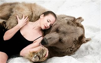 Ρωσίδες ποζάρουν με… αρκούδες - Φωτογραφία 1