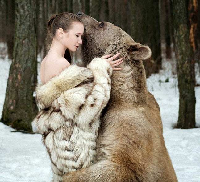 Ρωσίδες ποζάρουν με… αρκούδες - Φωτογραφία 2