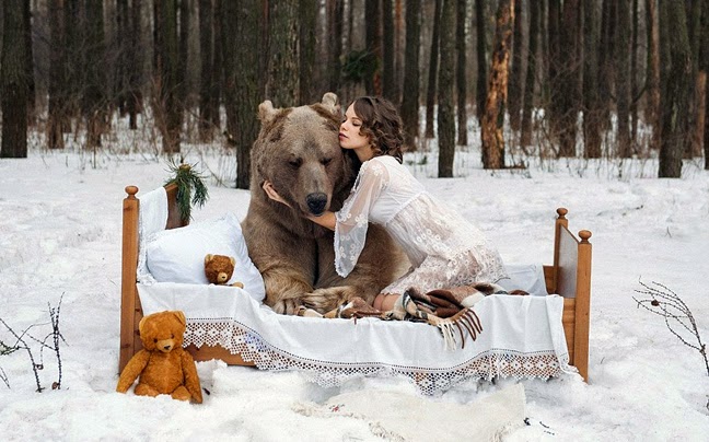Ρωσίδες ποζάρουν με… αρκούδες - Φωτογραφία 3