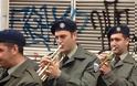 Γνωστός τραγουδιστής ντύθηκε στα χακί και παίζει τρομπέτα στο Γ' Σώμα Στρατού! (ΦΩΤΟ)