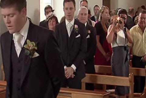 Αυτό που έκανε ο γαμπρός όσο περίμενε τη νύφη, θα σε κάνει να δακρύσεις! [video] - Φωτογραφία 1