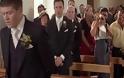 Αυτό που έκανε ο γαμπρός όσο περίμενε τη νύφη, θα σε κάνει να δακρύσεις! [video]