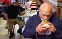 Αυτός ο κύριος έμεινε ΑΔΙΚΑ στην φυλακή για 36 χρόνια - Δες τι δώρο του έκανε γνωστή αλυσίδα fast food! [photos]
