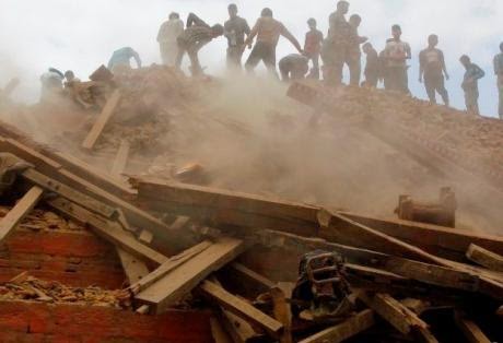 Ασύλληπτη η τραγωδία στο Νεπάλ - Στους 1.130 ο αριθμός των νεκρών - Σκηνές Αποκάλυψης - Φωτογραφία 1