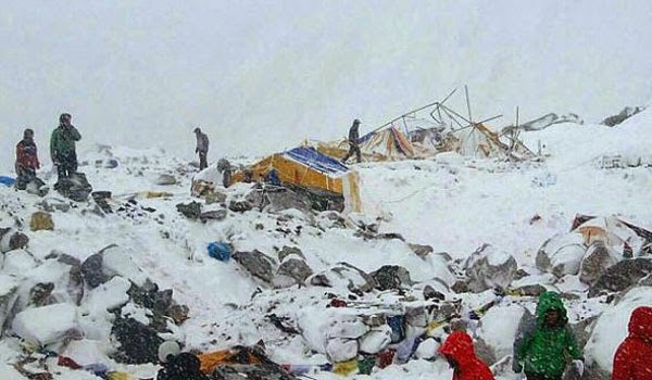 Ανείπωτη τραγωδία στο Έβερεστ προκάλεσε ο σεισμός του Νεπάλ - Φωτογραφία 1