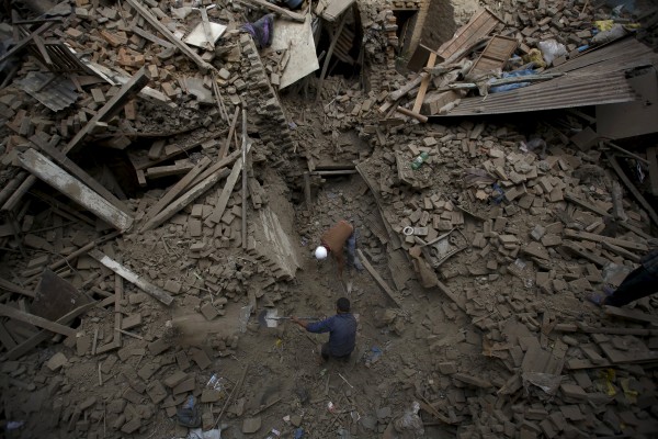 Συνεχίζεται η τραγωδία στο Νεπάλ! Στους 3.218 οι νεκροί επισήμως - Φωτογραφίες που κόβουν την ανάσα! [photos] - Φωτογραφία 7